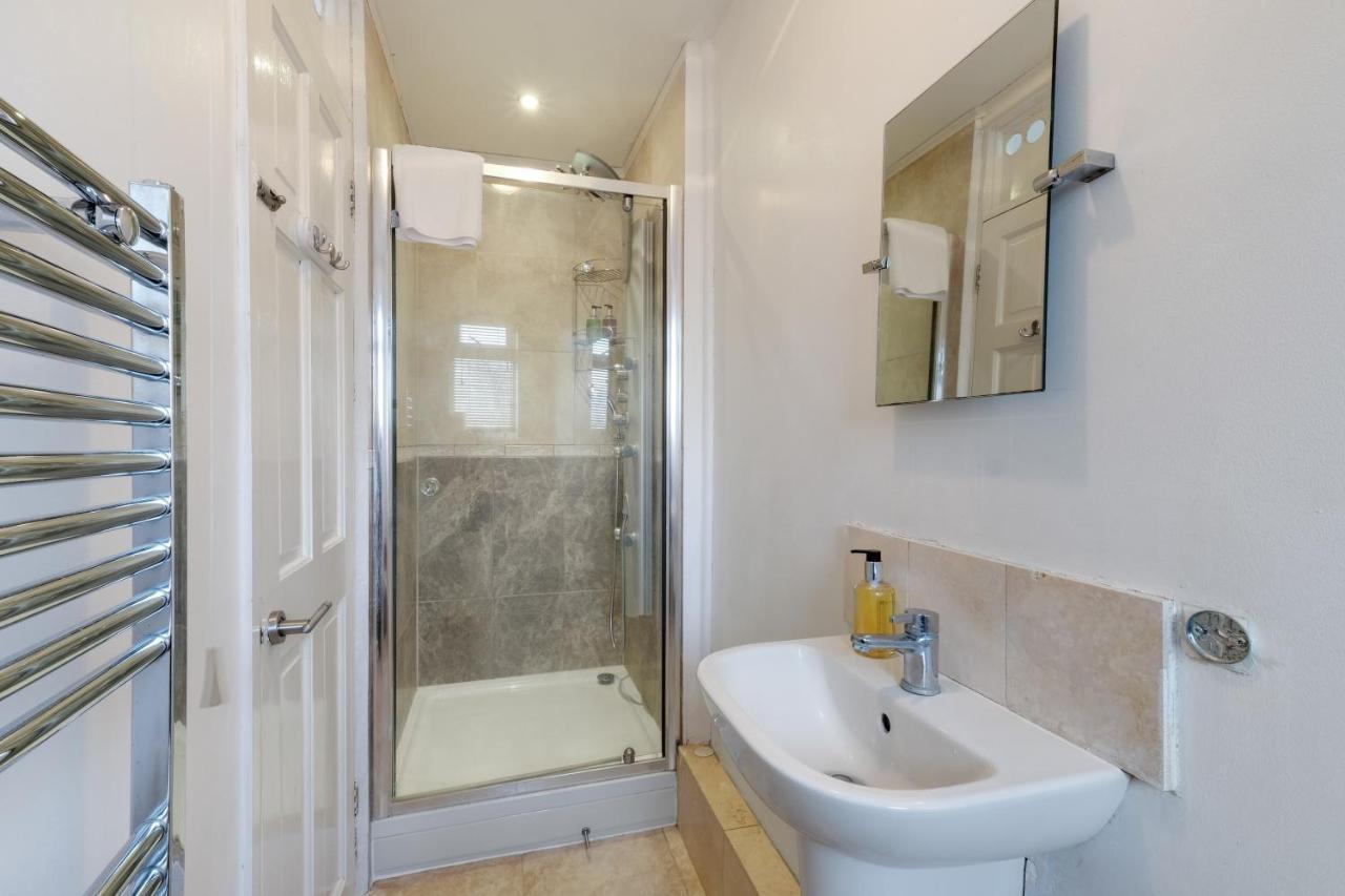 Staiforce 2 Bedroom House With Parking Maidenhead Exterior photo
