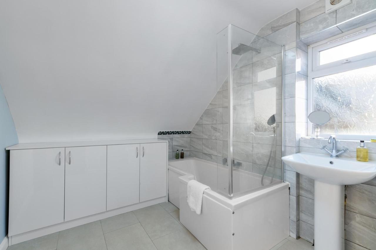 Staiforce 2 Bedroom House With Parking Maidenhead Exterior photo