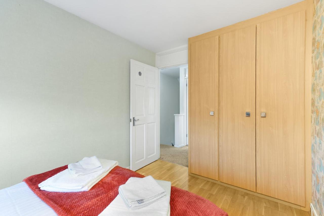 Staiforce 2 Bedroom House With Parking Maidenhead Exterior photo
