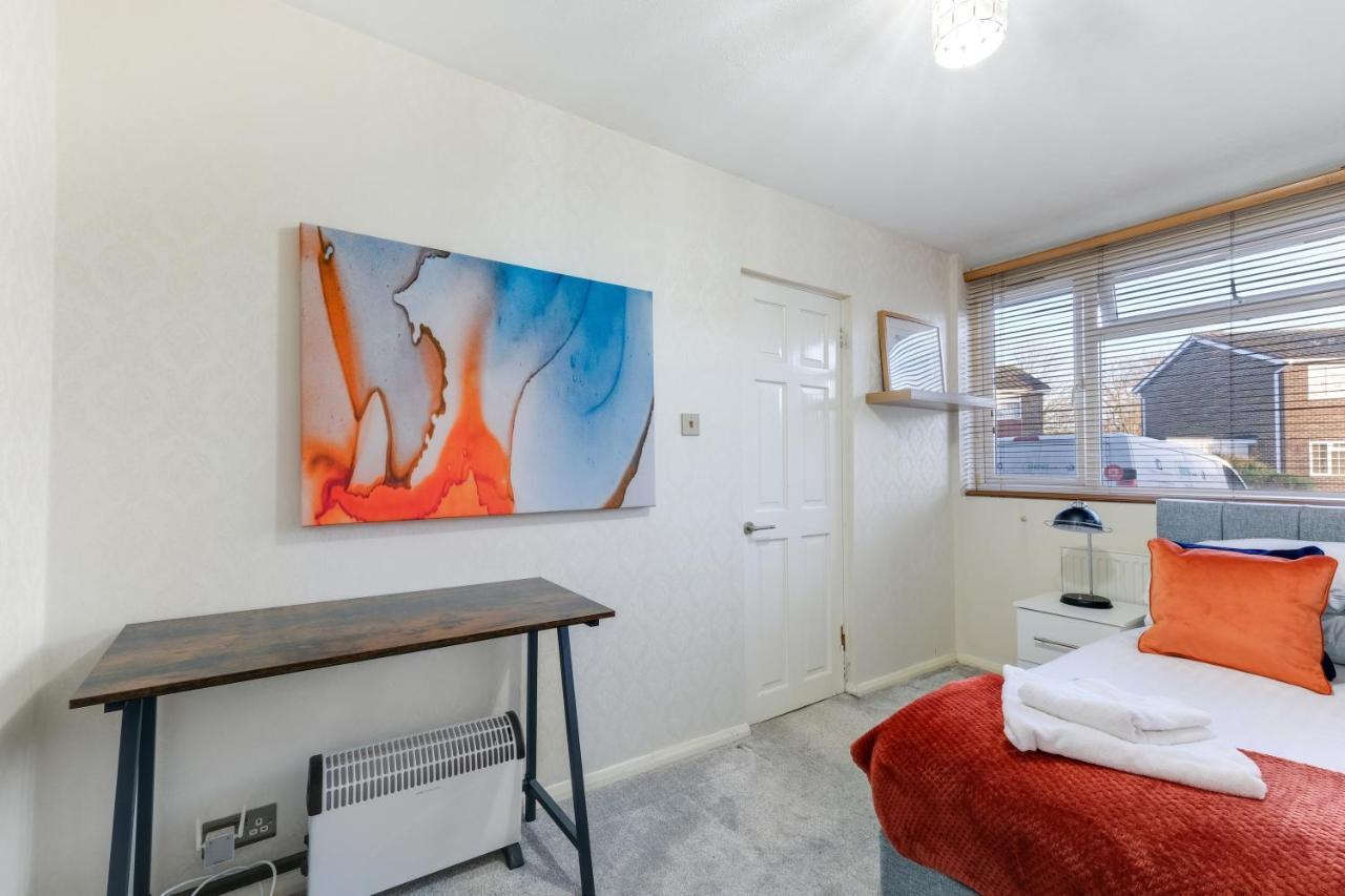 Staiforce 2 Bedroom House With Parking Maidenhead Exterior photo